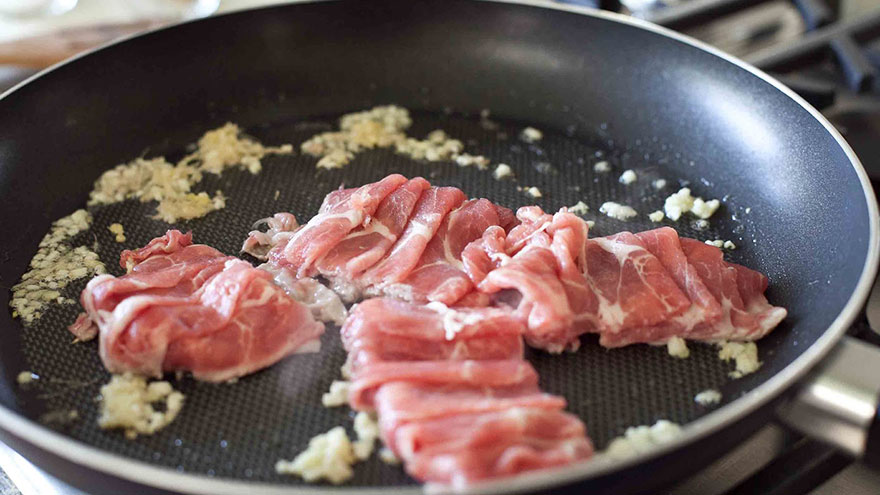 saute sliced pork